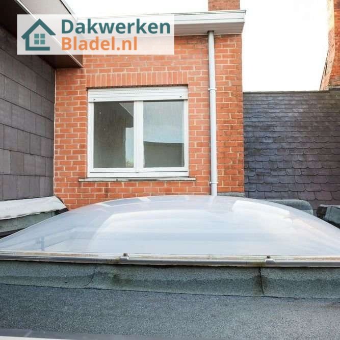 Inspectie van een plat dak in bladel met lichtkoepel