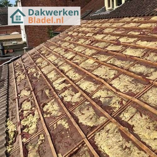 Oude dakisolatie verwijderen en nieuwe plaatsen